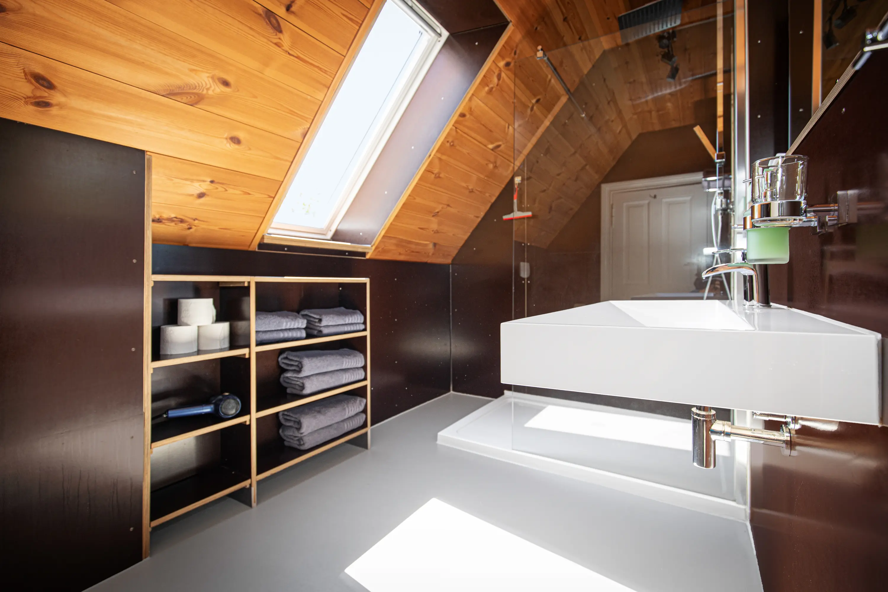 Geräumiges Badezimmer mit Handtuchheizkörper und Sanitäreinrichtung im Ferienhaus Welzin