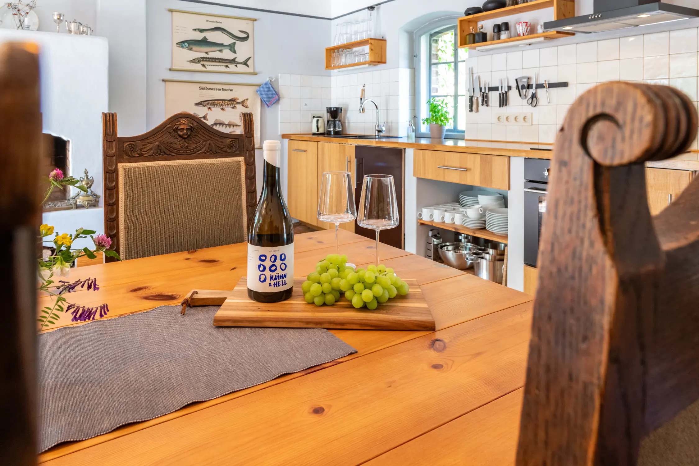 Detailansicht der großen Küche mit Kochutensilien im Feriengut Welzin