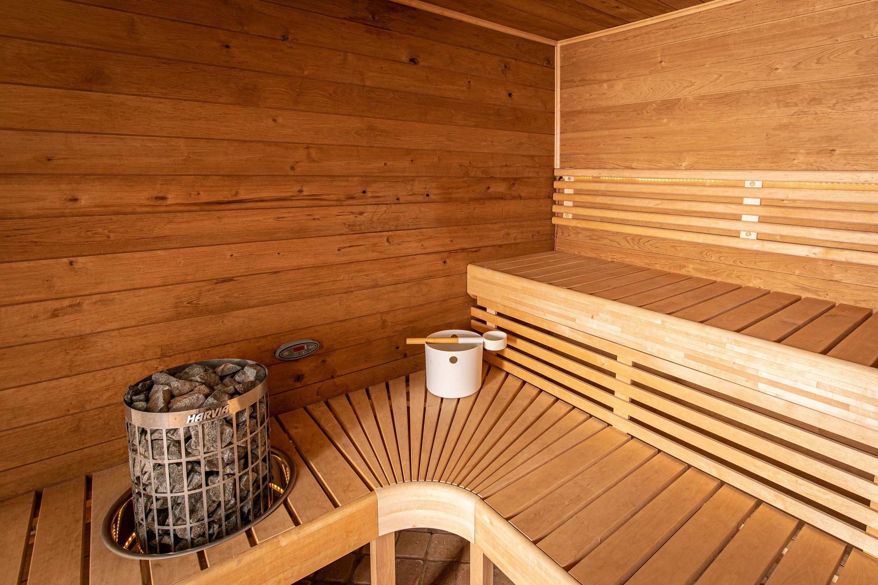 Eigene Sauna mit Holzvertäfelung und Saunabank im Wellnessbereich des Ferienguts Welzin