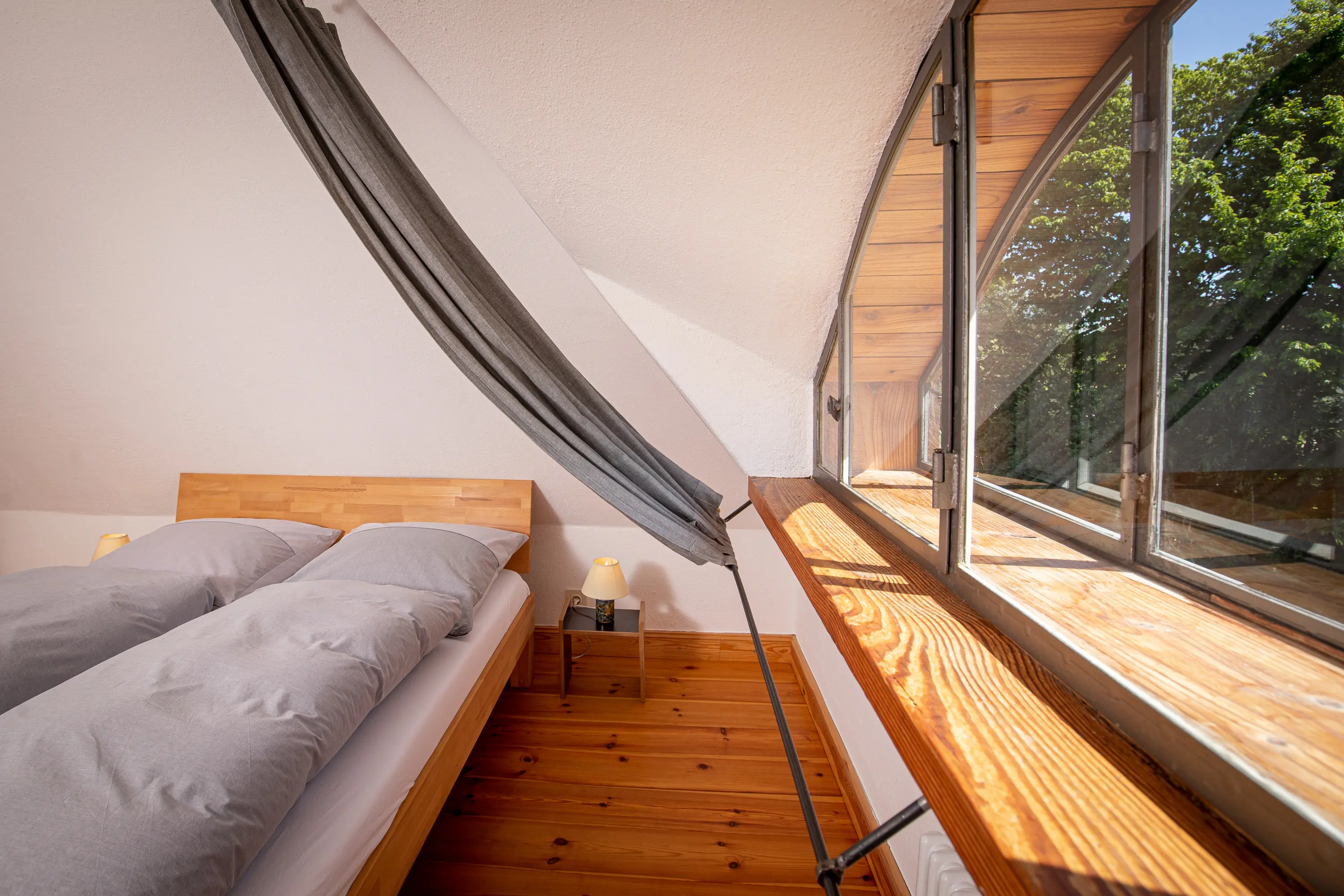 Freundliches Schlafzimmer mit Doppelbett und hellem Farbschema im Ferienhaus Welzin