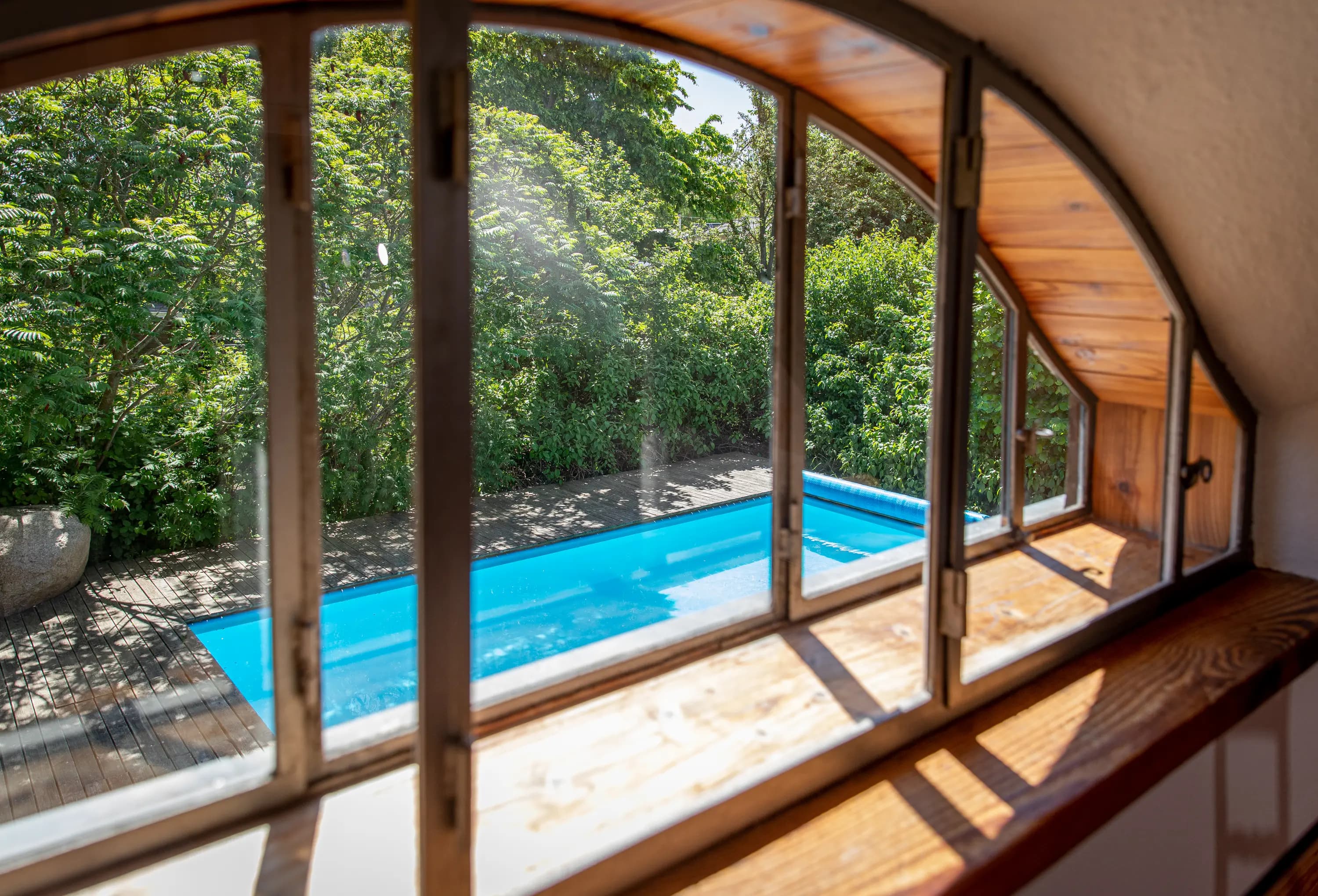 Minimalistisches Schlafzimmer mit Doppelbett und Naturholz im Ferienhaus Welzin, Usedom