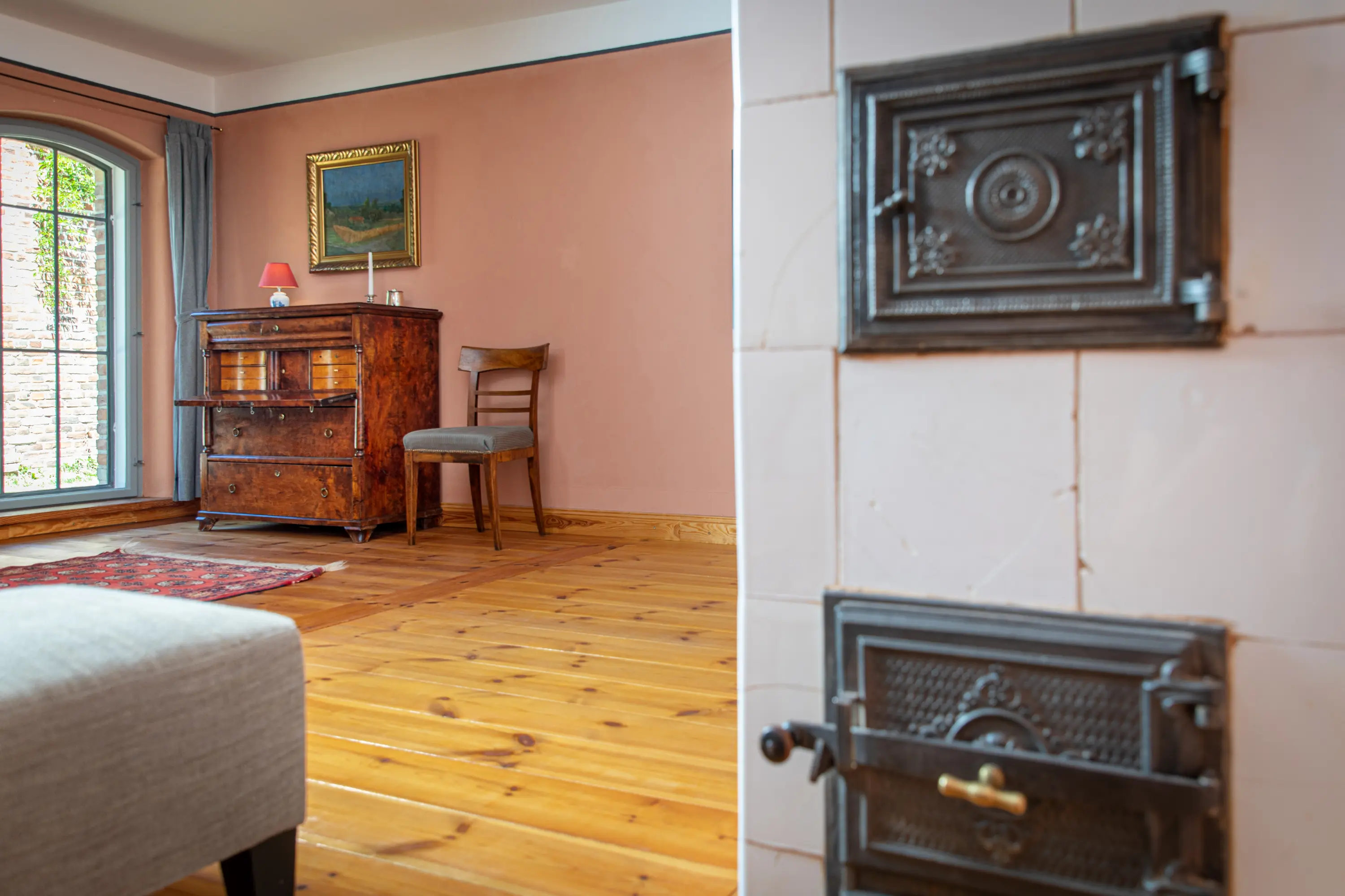 Großzügiges Wohnzimmer mit Sofa, Couchtisch und Fernseher im Feriengut Welzin auf Usedom