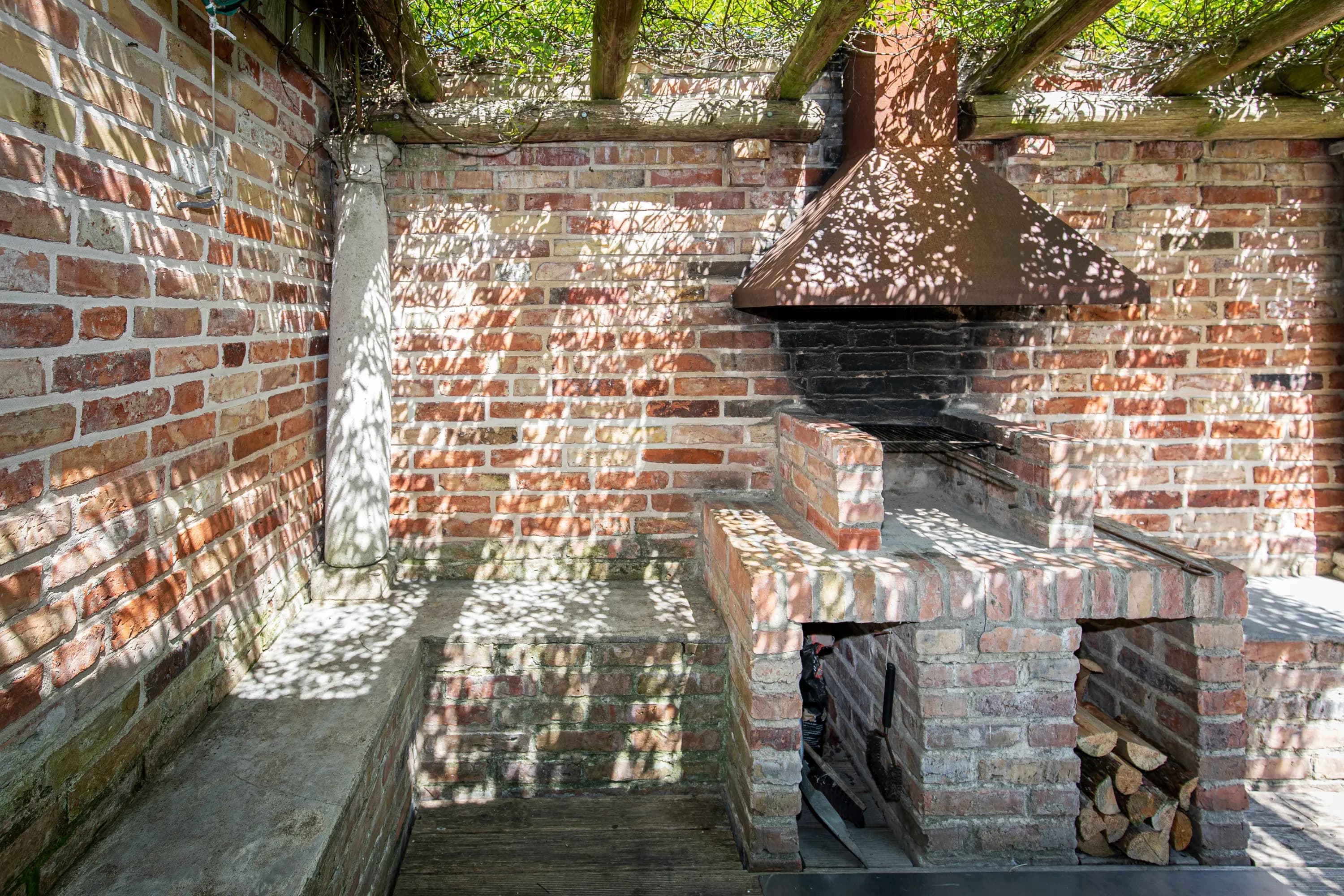 Pergola mit Grill und Sitzecke im Ferienhaus Welzin