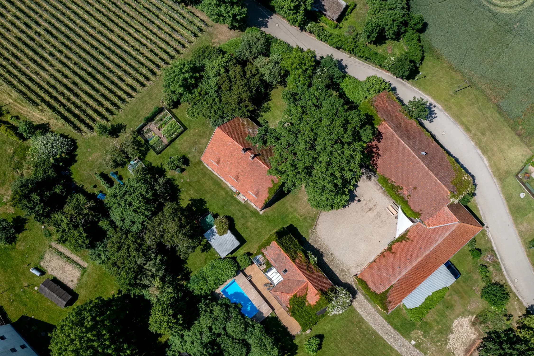 Luftaufnahme des gesamten Ferienguts Welzin mit Grundstück, Garten und Parkplätzen