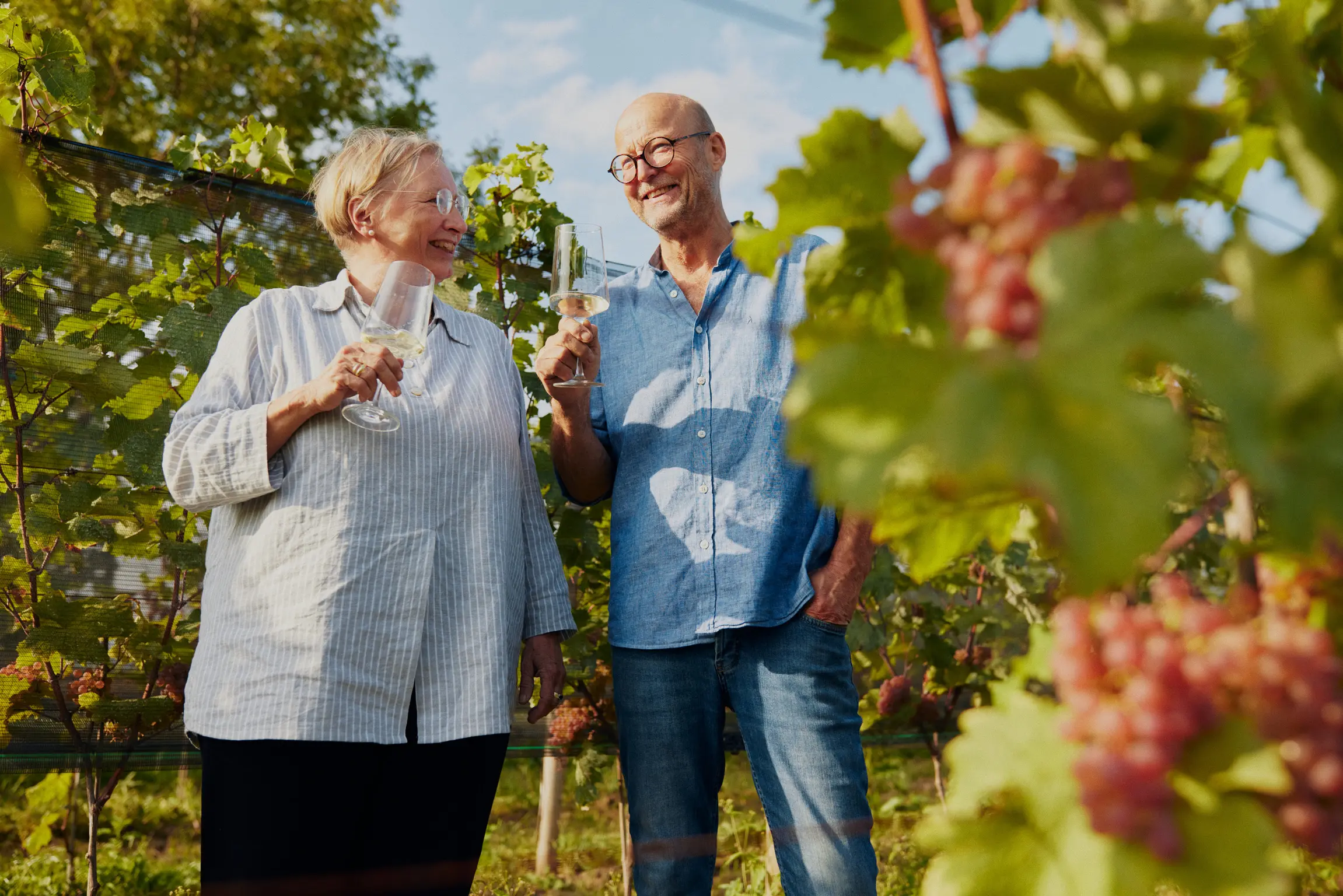 Zwei Personen im Weinberg Welzin mit Gläsern Wein