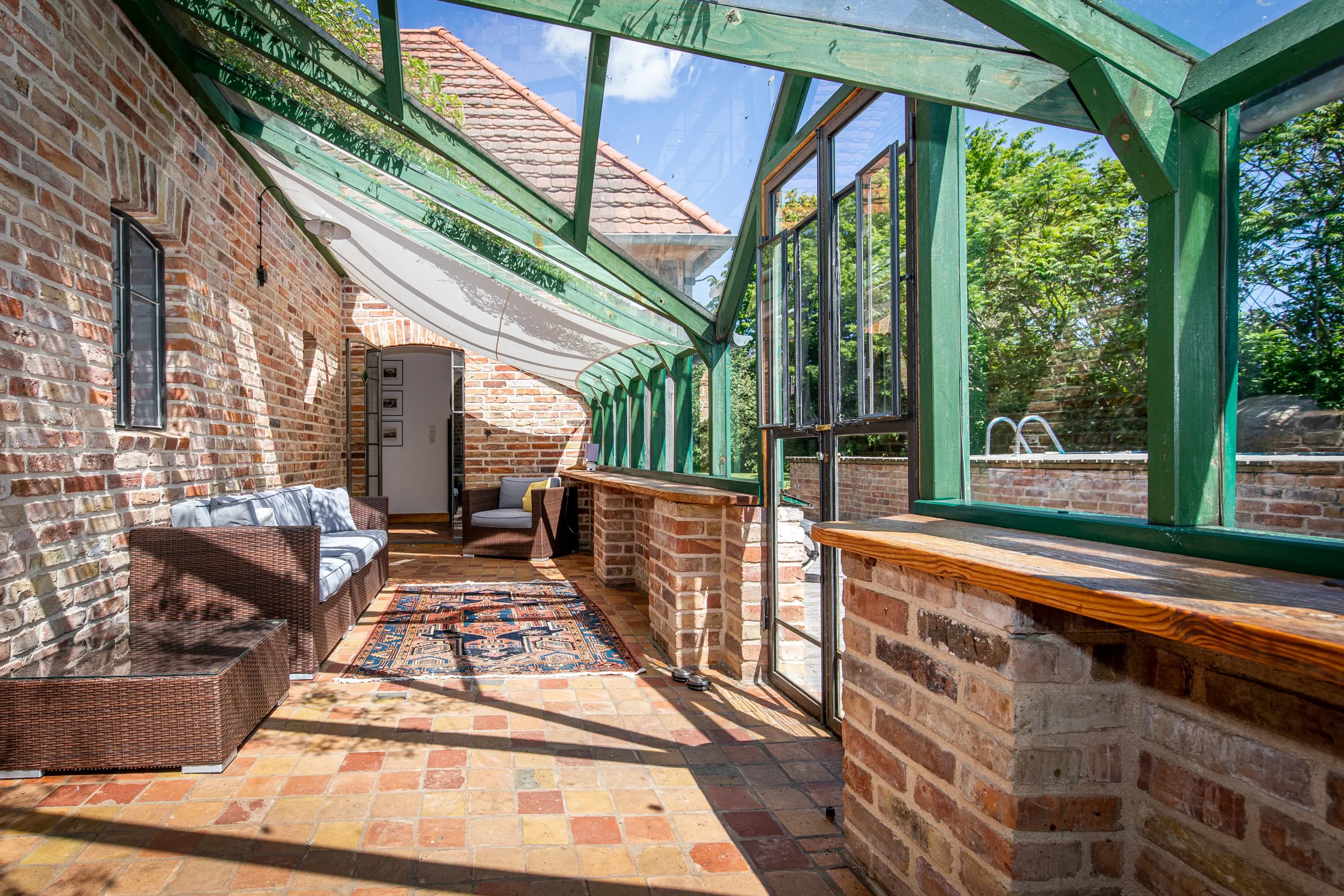 Lichtdurchfluteter Wintergarten mit Blick in den Garten, ideal zum Entspannen, Ferienhaus Welzin